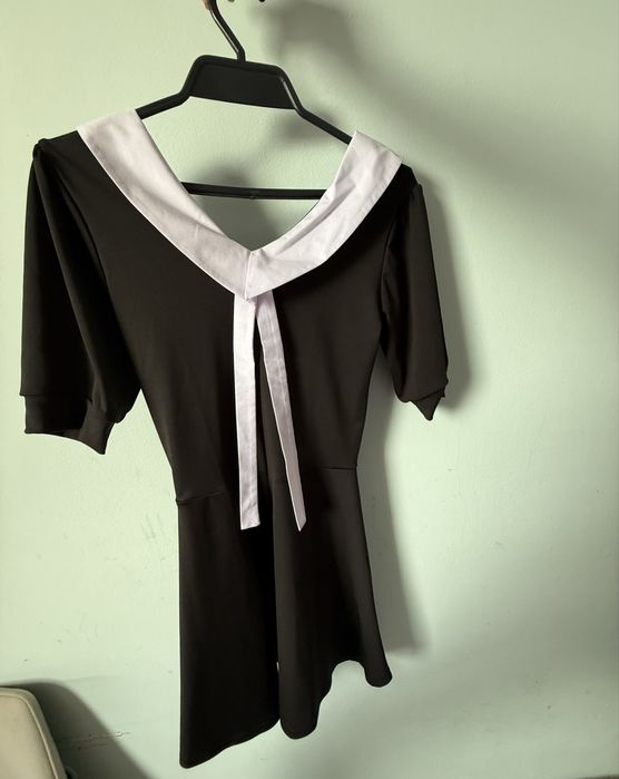 Nowa czarna sukienka z białym kołnierzykiem M