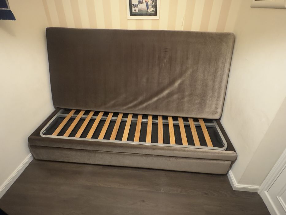 Cama dupla de gaveta em veludo
