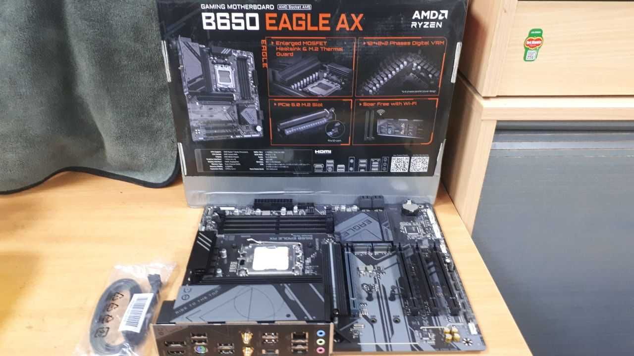 Материнська плата Gigabyte B650 Eagle AX