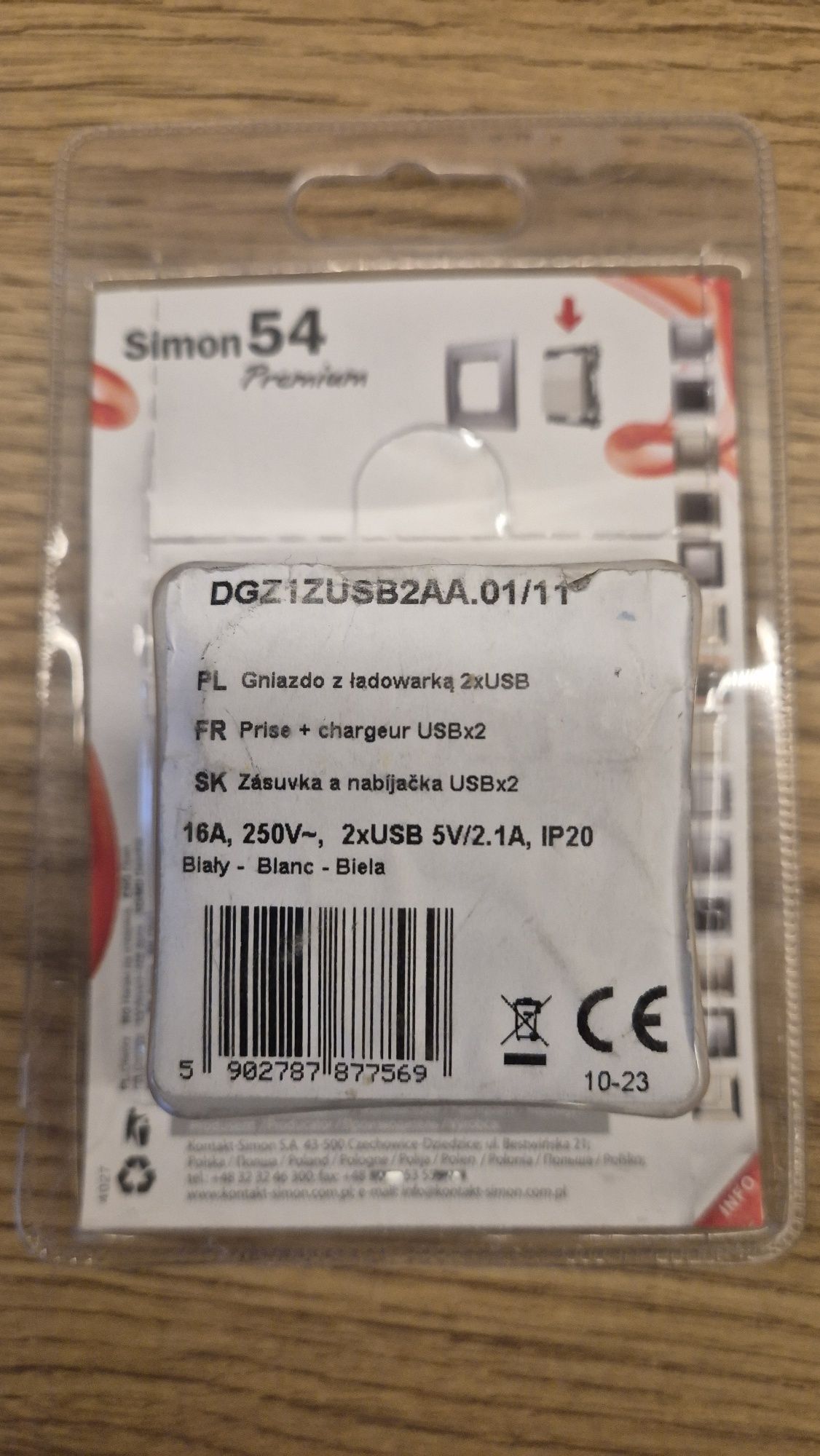 Simon 54 białe  Gniazdo z ładowarką USB DGZ1ZUSB2AA.01/11/11