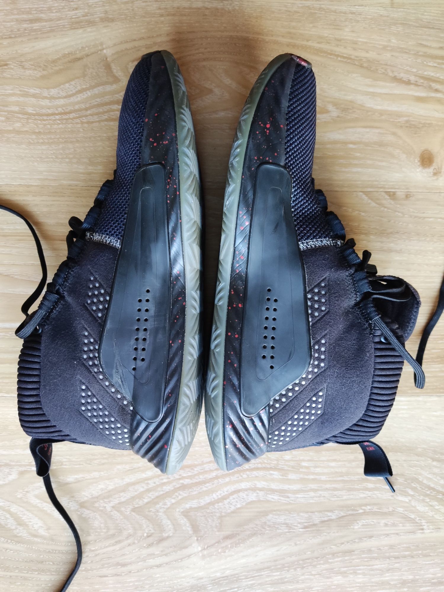 Sapatilhas de basquetebol Adidas Dame 5 People's Champ usadas