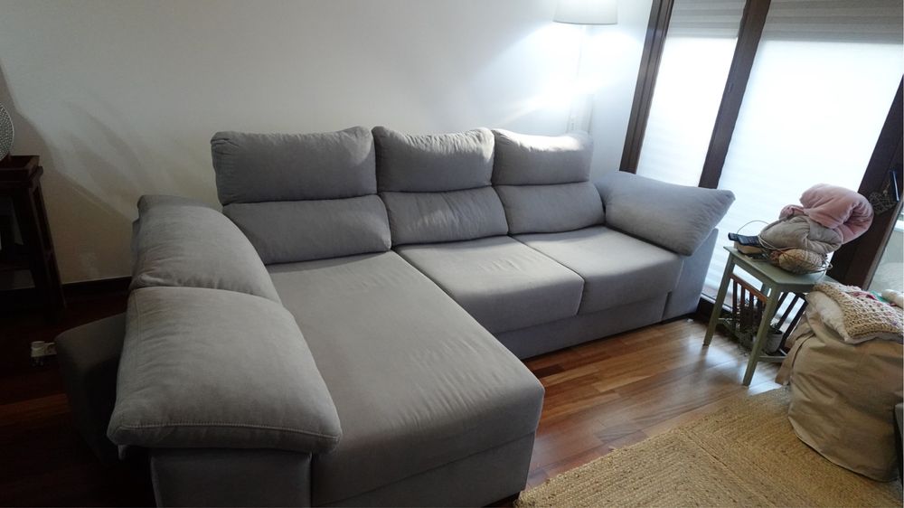 Sofa cinzento com 3 puffs e chaiselong
