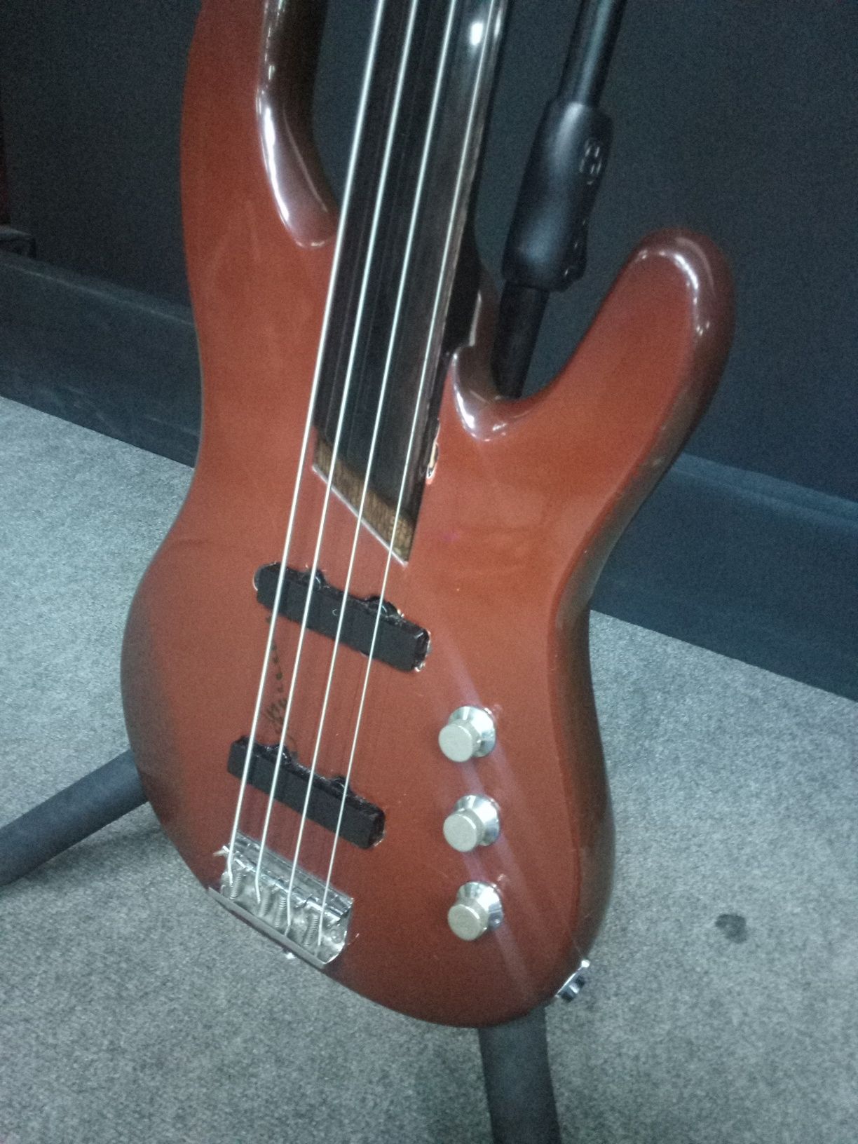 Безладовий jazz bass