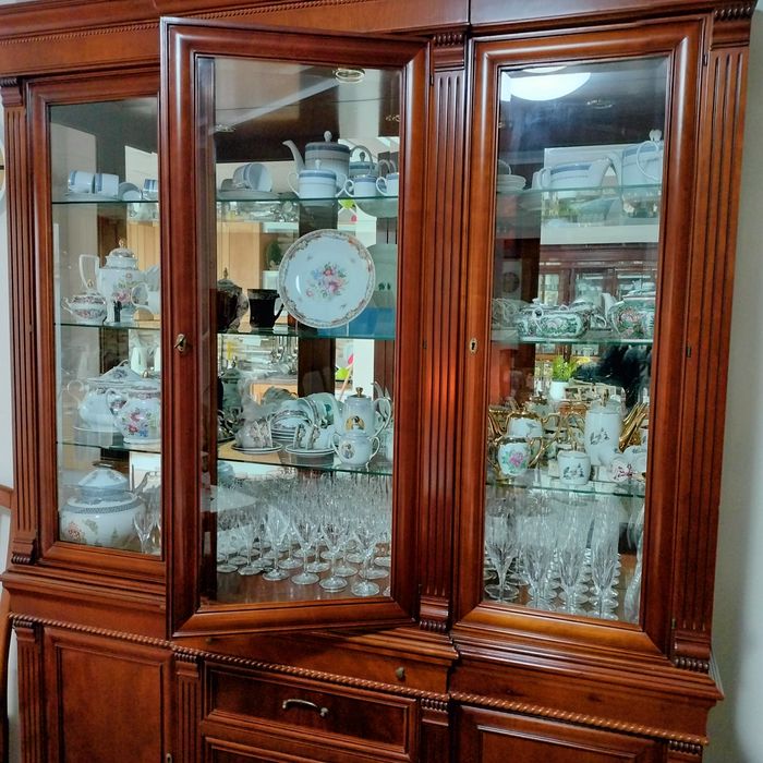 Vendo vitrine, para loucas ou livros. Em cerejeira.