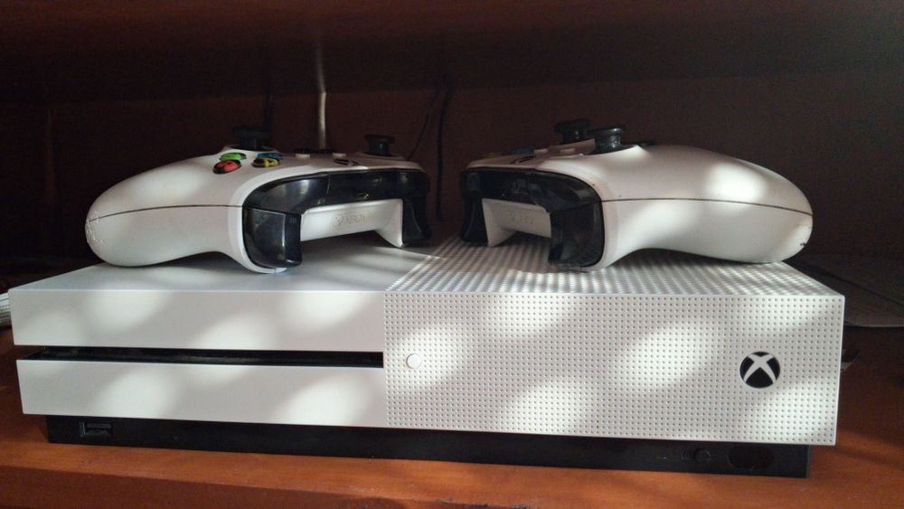 XboX One S 1TB + 2 Pady + okablowanie
