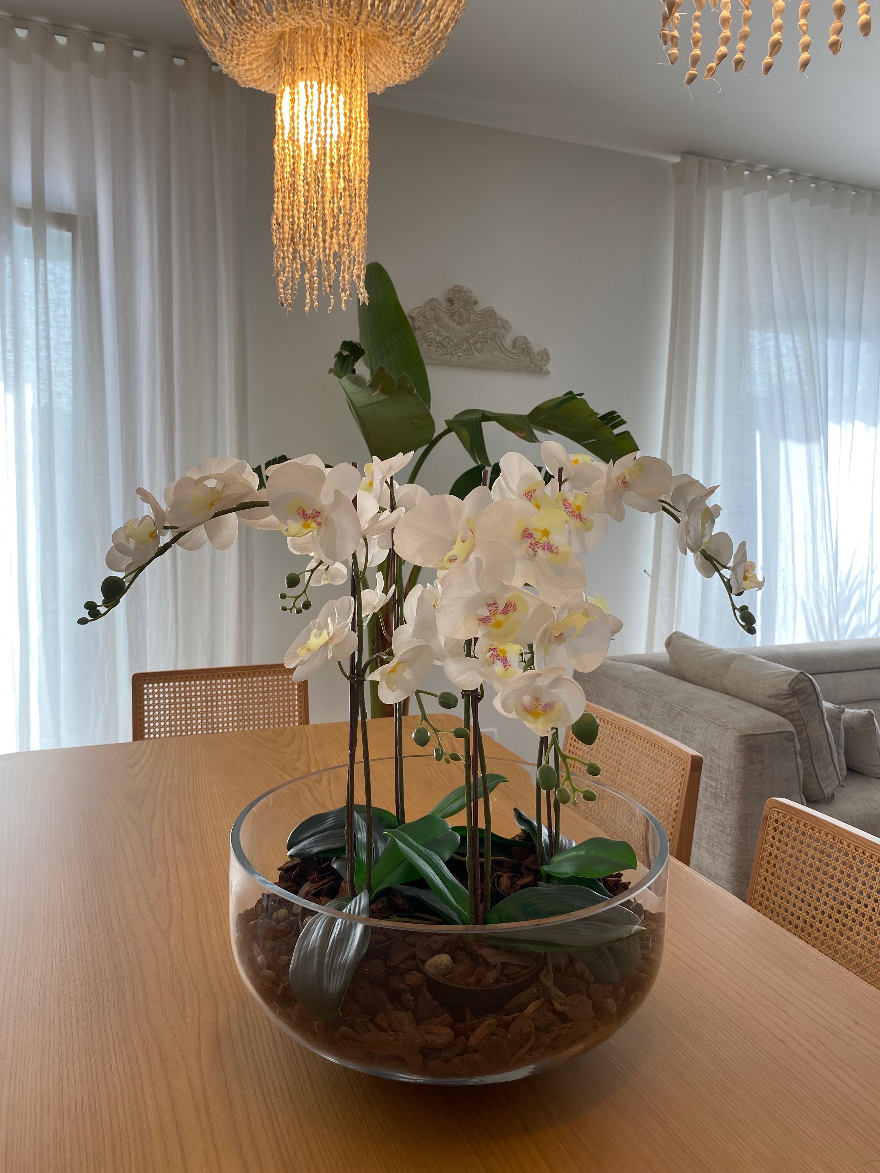 Centro de mesa com orquídeas artificiais