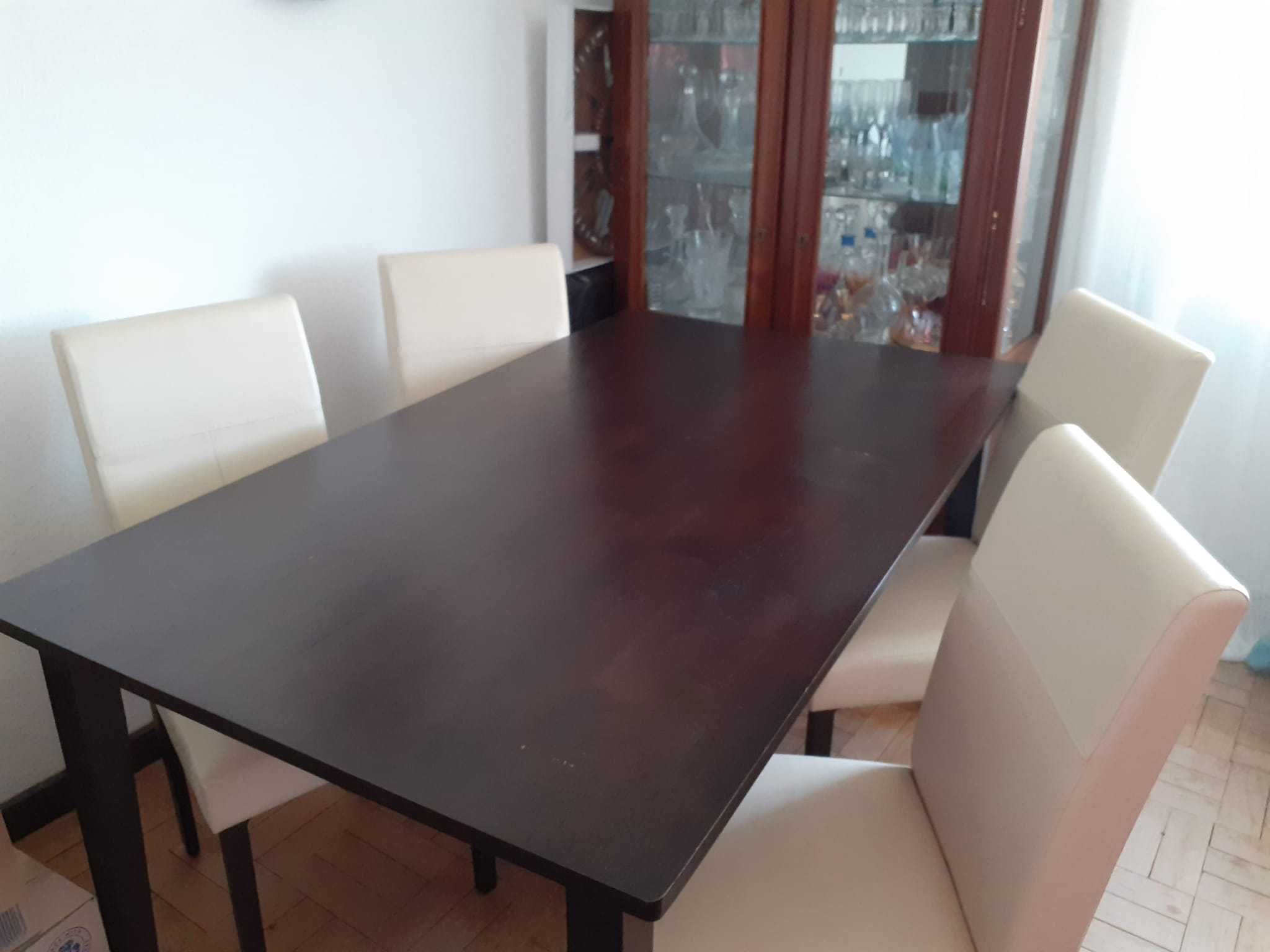 Mesa de sala com 4 cadeiras