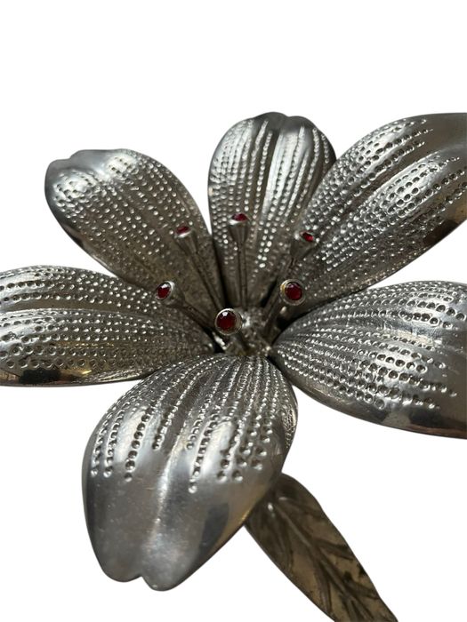 Cinzeiro Flor Vintage Prateado com Pérolas Vermelhas – Anos 80