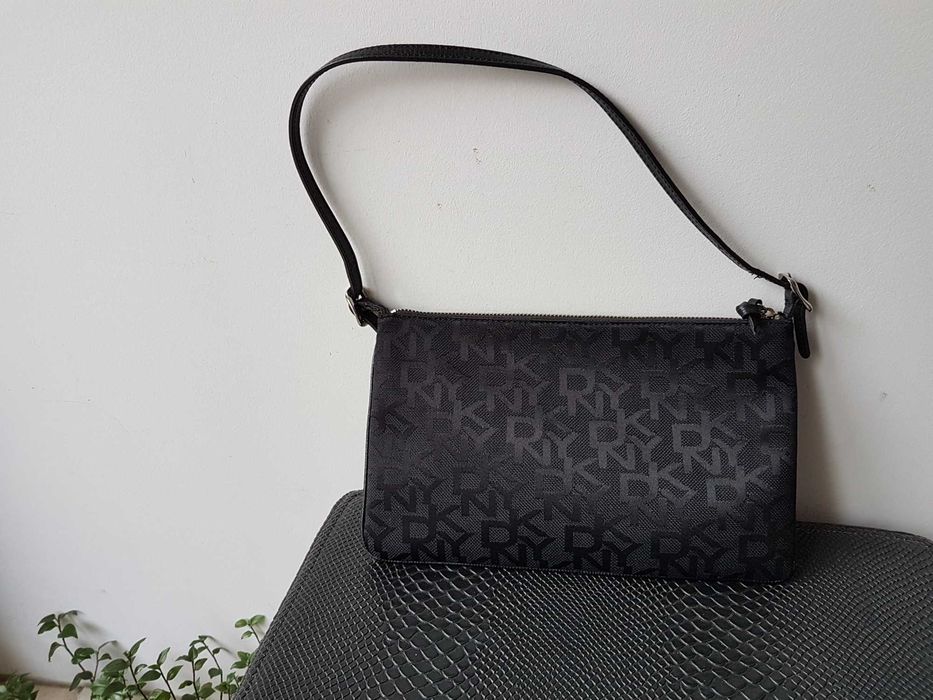 Czarna torebka DKNY do ręki na ramię Srebrna metalowa blaszka