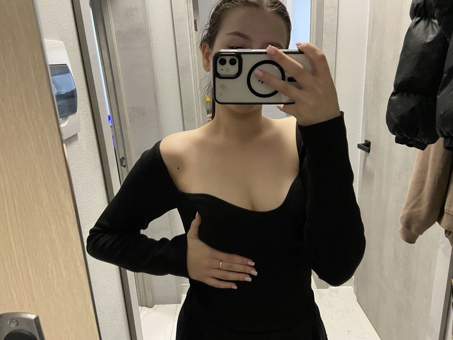 Гарна кофтинка чорного кольору