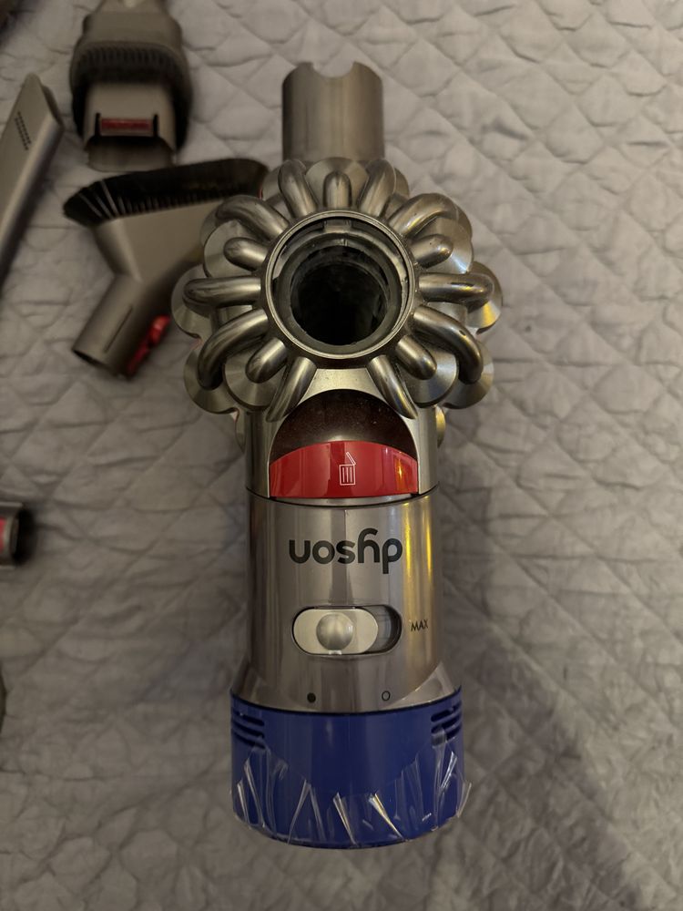 Duzy zadbany zastaw odkurzacz Dyson v8 Absolute nowa bateria filtry