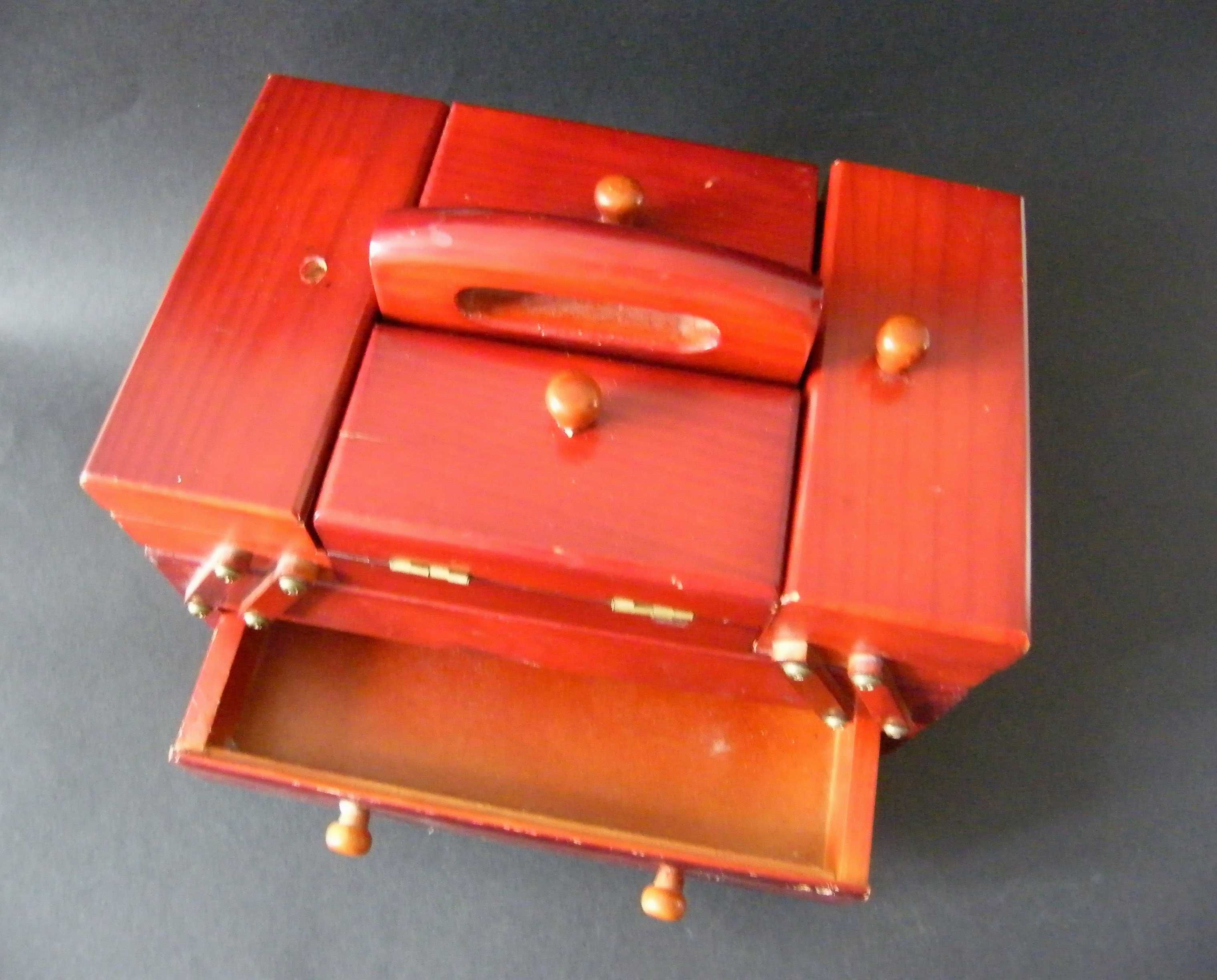 Drewniany kuferek szkatułka niciak na biżuterię