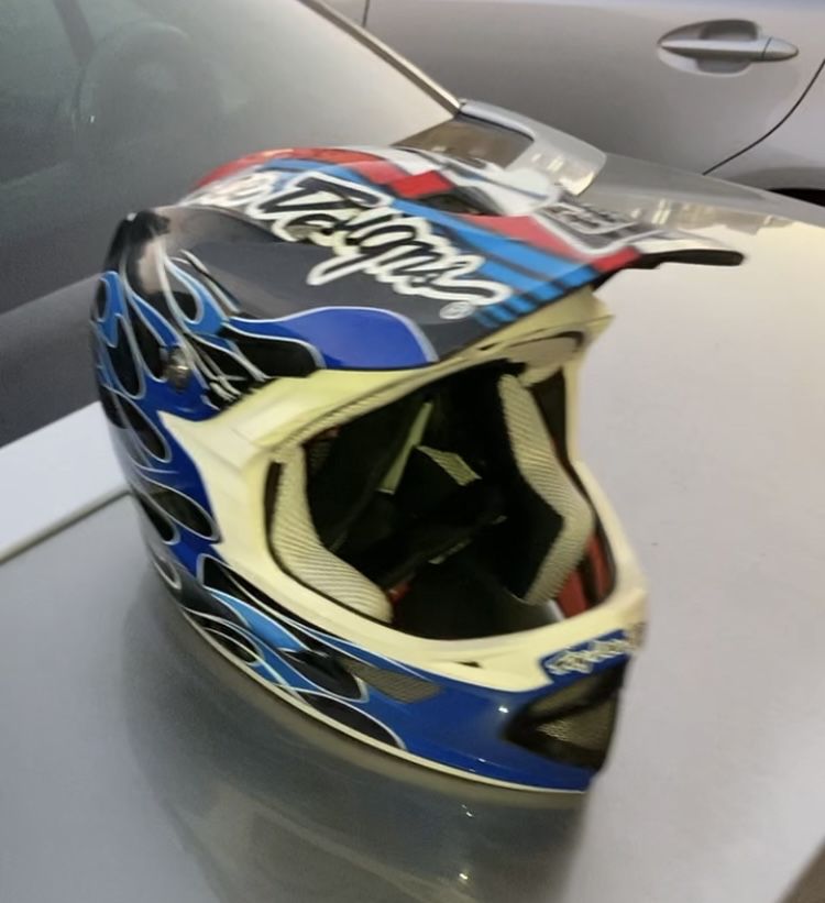 Capacete troy lee designs blue flames