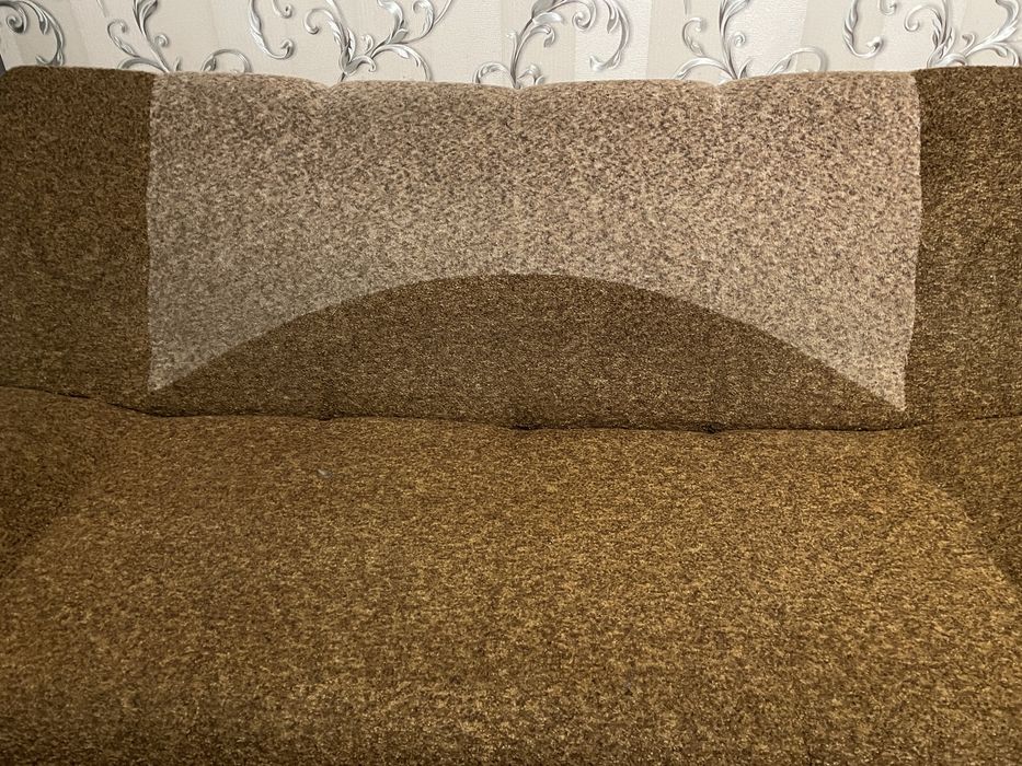 Диван з подушками