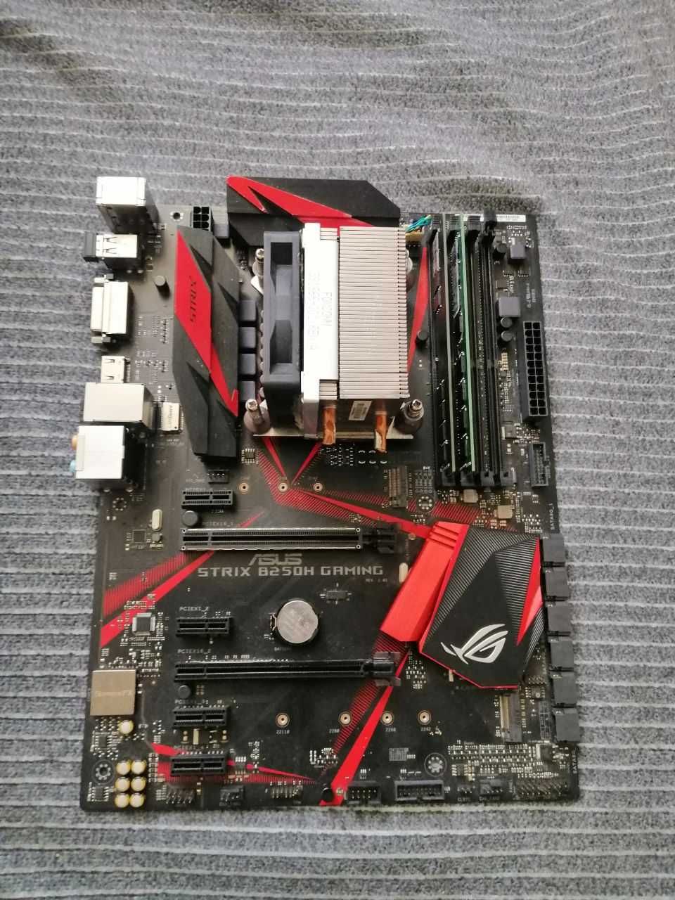 i7 7700k + Asus Rog Strix B-250h + DDR4 8GB