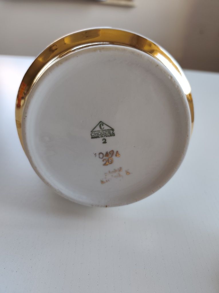 Porcelanowy dzbanek, Chodzież Roman