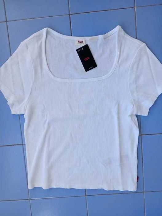 Top da Levis simples e branco