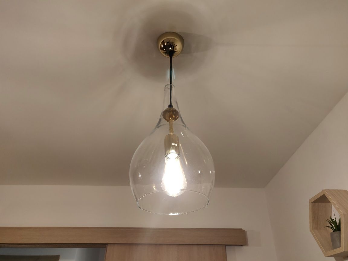 Dwie szklane LAMPY wiszące z ozdobnymi żarówkami