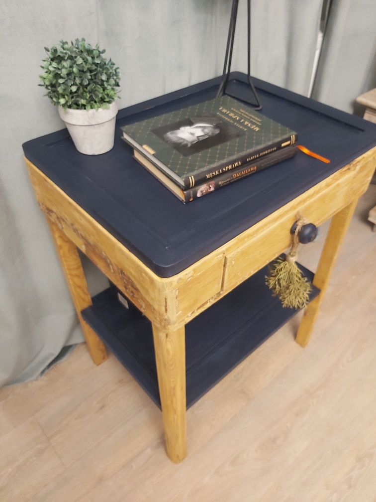 Antyczny stolik z drewna  szufladką