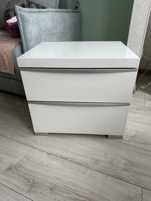 Тумбочка приліжкова в наявності