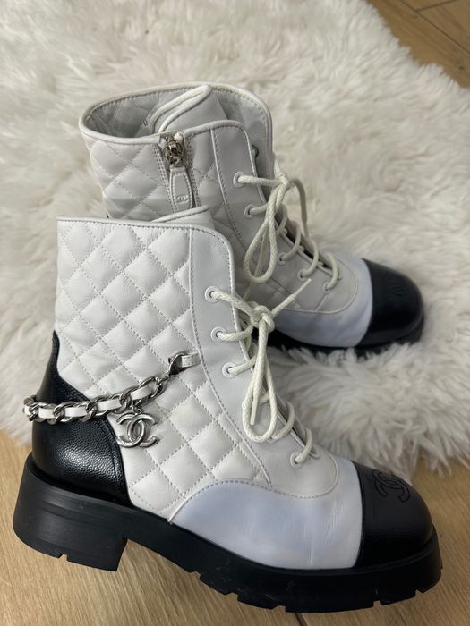 Оригінальні чоботи Chanel