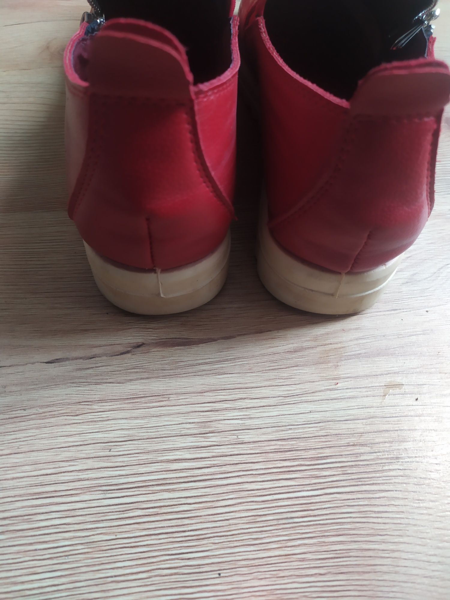 Buty botki damskie czerwone rozmiar 38 długość wkładki 24,5 cm .