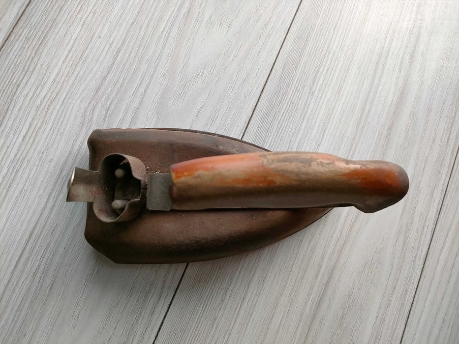 Zabytkowe żelazko stare