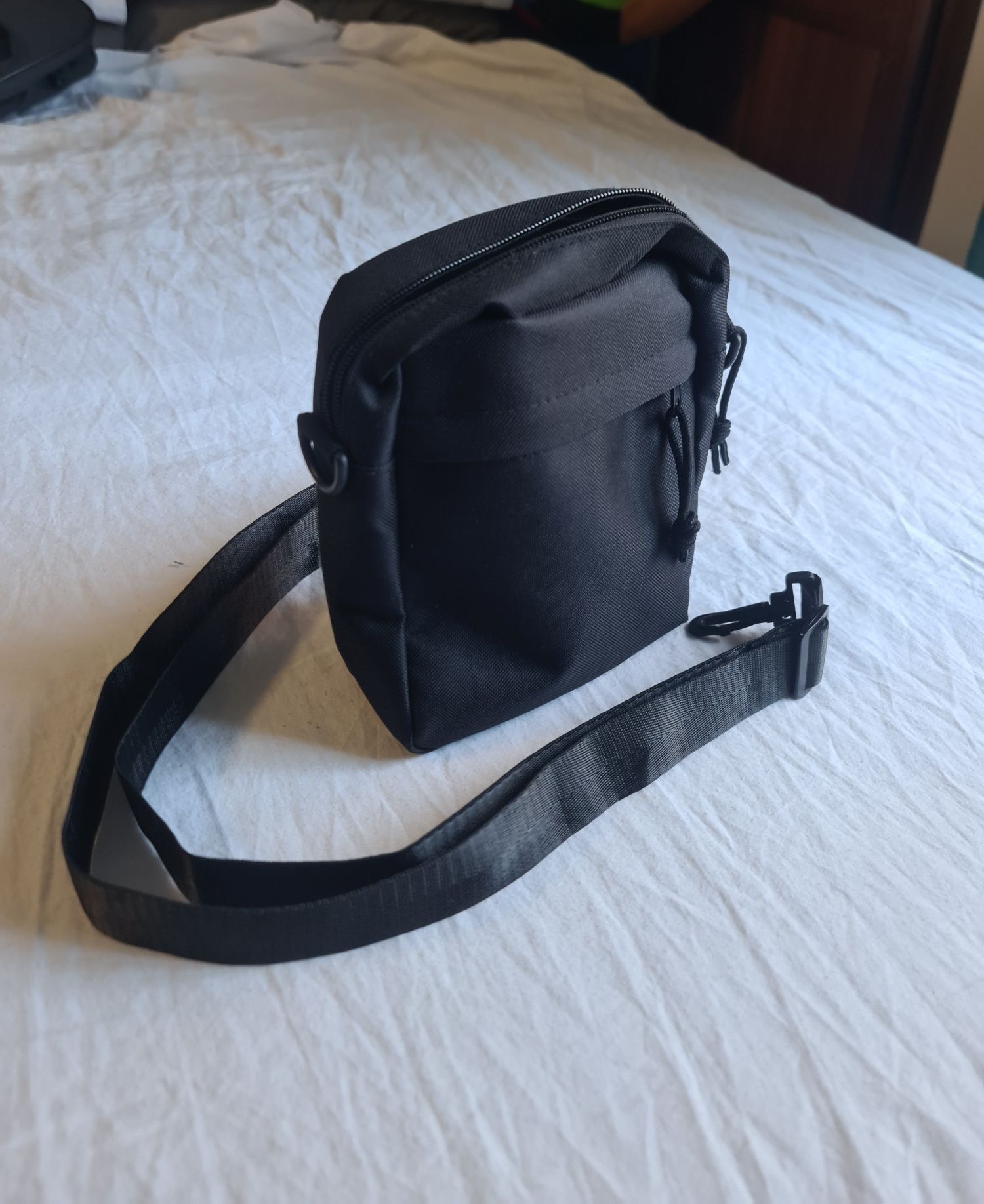 Bolsa tiracolo preta unissexo – como nova | usada 1 vez