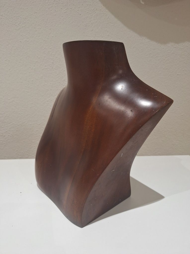 Busto em madeira para exposição de colares