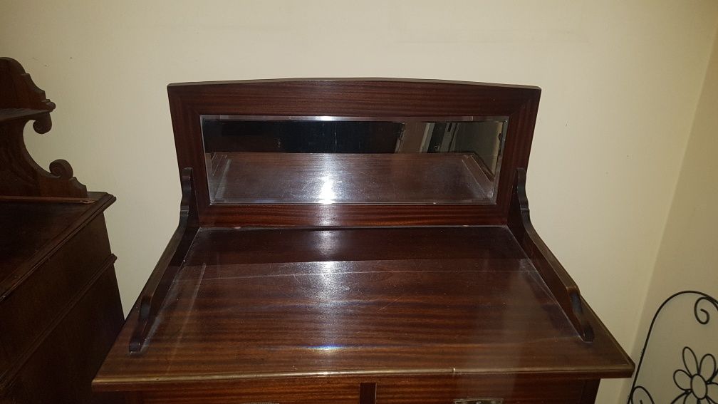 Stara stylowa szafka z szufladami i lustrem
