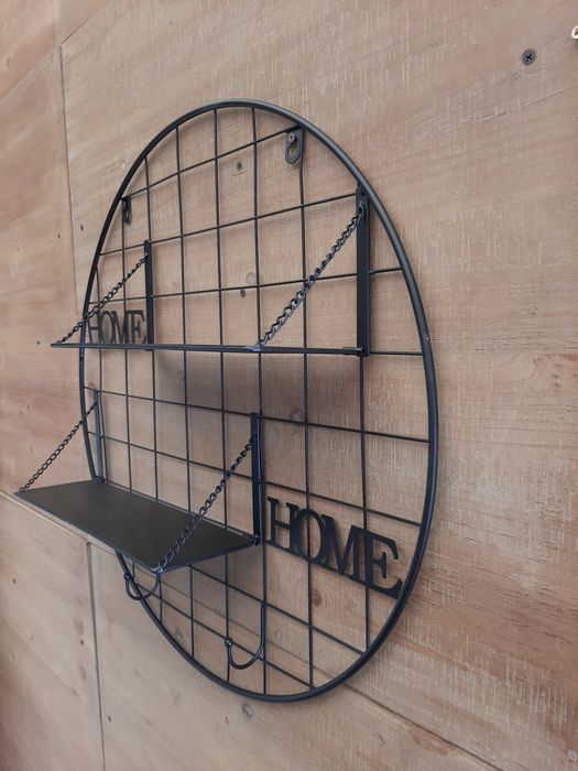 Czarny Dekor z półeczkami na łańcuszkach i wieczorem