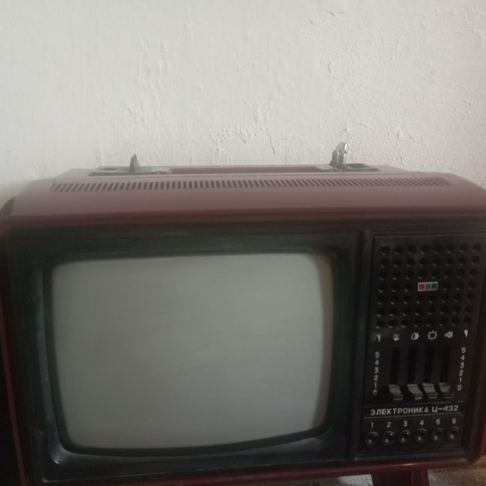 stary radziecki telewizor model Elektronika C-432 ZSR