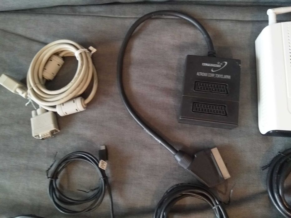 Zestaw kabli, przejściówek (vga, hdmi, usb, mini, euro), router itp