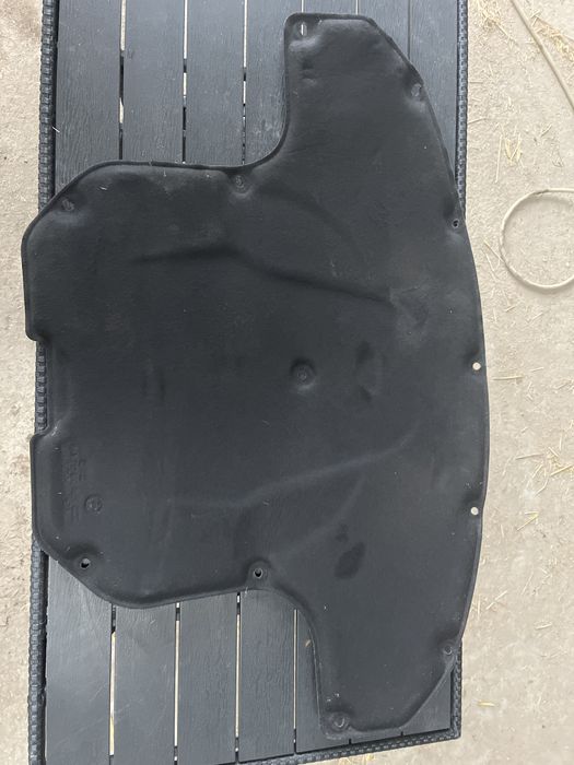 wygłuszenie przedniej maski Mercedes CLS 53 AMG