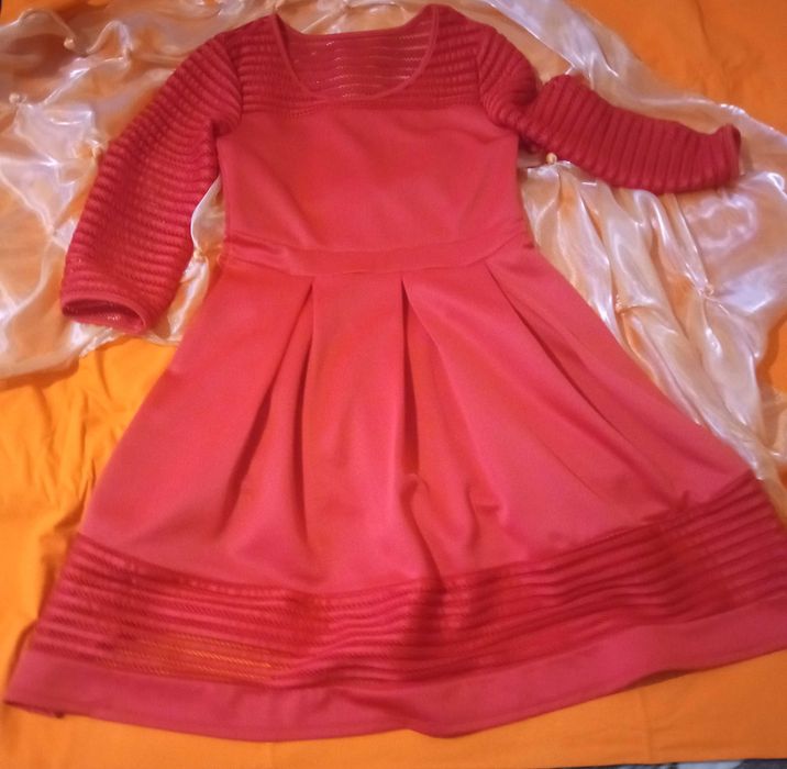 Нова червона сукня.