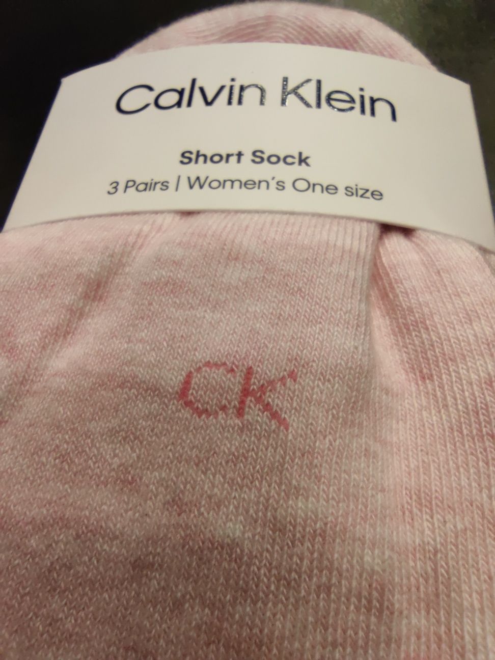 Trzypak ślicznych skarpetek Calvin Klein z dyskretnym logo. NoweTANIEJ