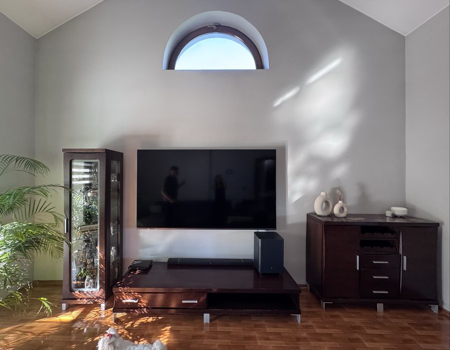 Komplet mebli drewnianych i krzeseł tapicerowanych