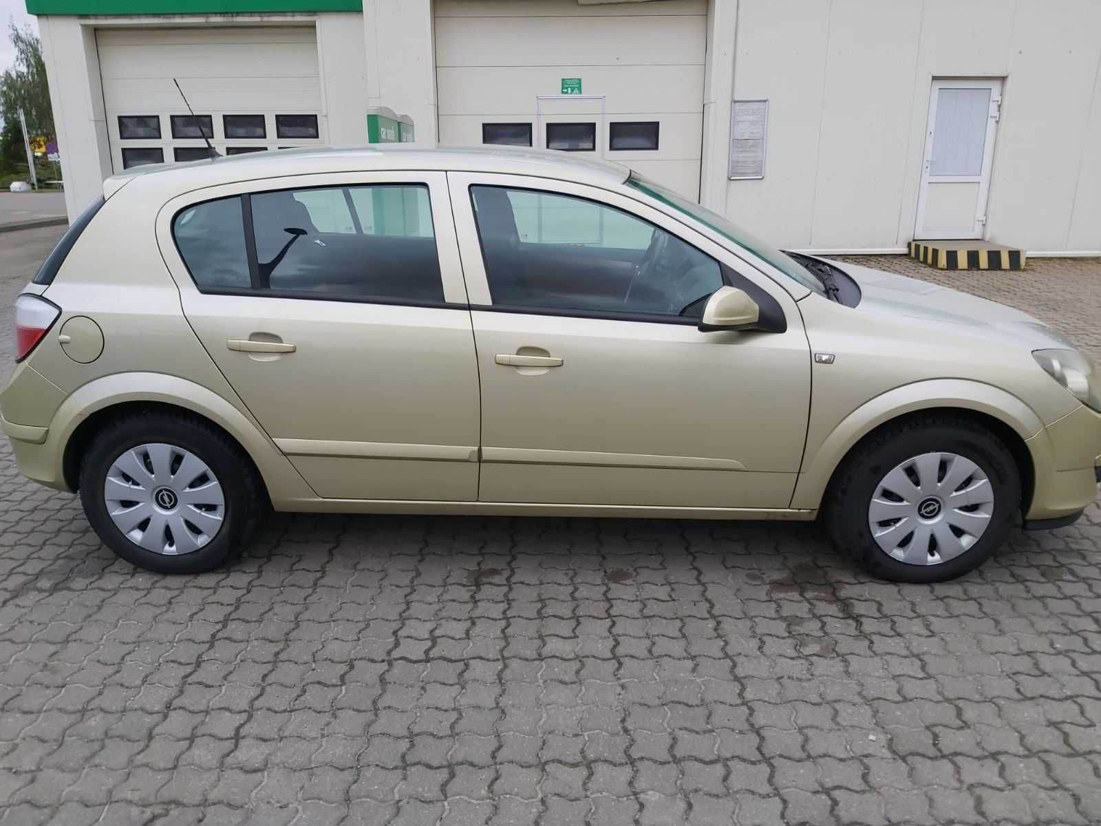 Opel Astra III 2004 r. 1,6 złoty