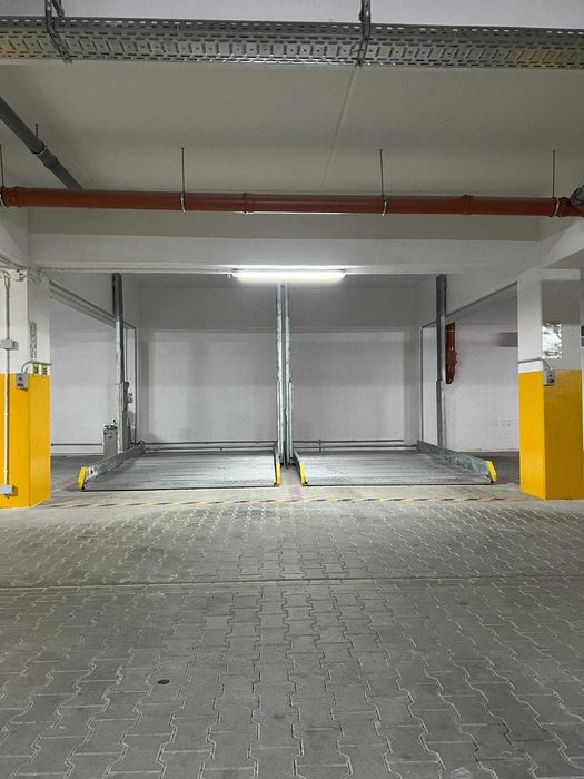 Komfortowe miejsce postojowe na dwa samochody w garażu podziemnym