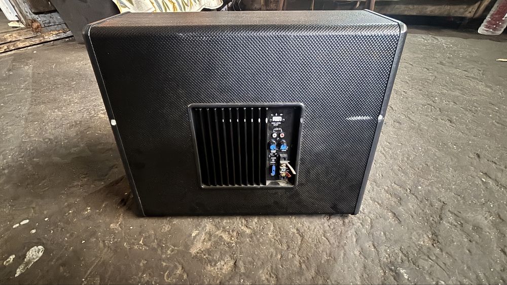 Сабвуфер з підсилювачем в авто