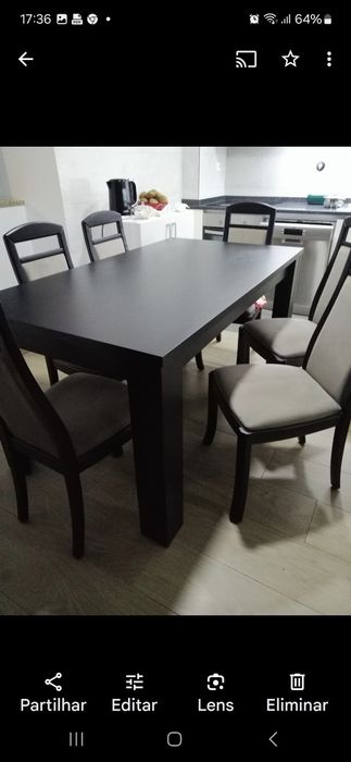 Mesa preta 6  cadeiras pretas estofos cinza