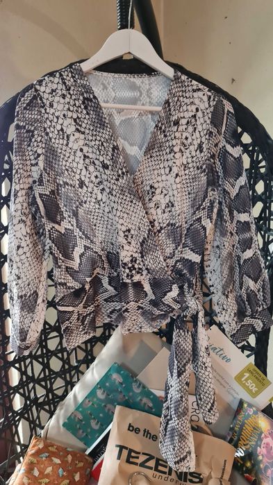 Top de mulher padrão reptil