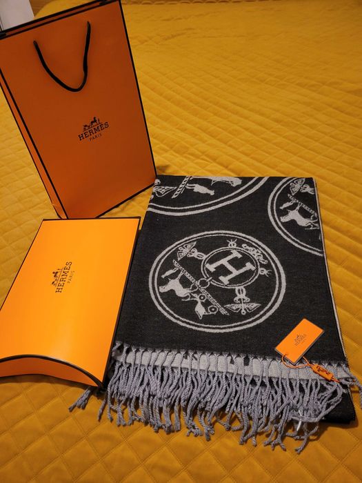 Czarny kaszmirowy szalik hustka w pudełku