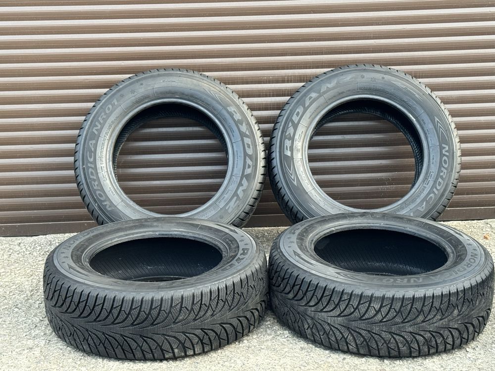 Продам зимнюю резину. R 235/65/17