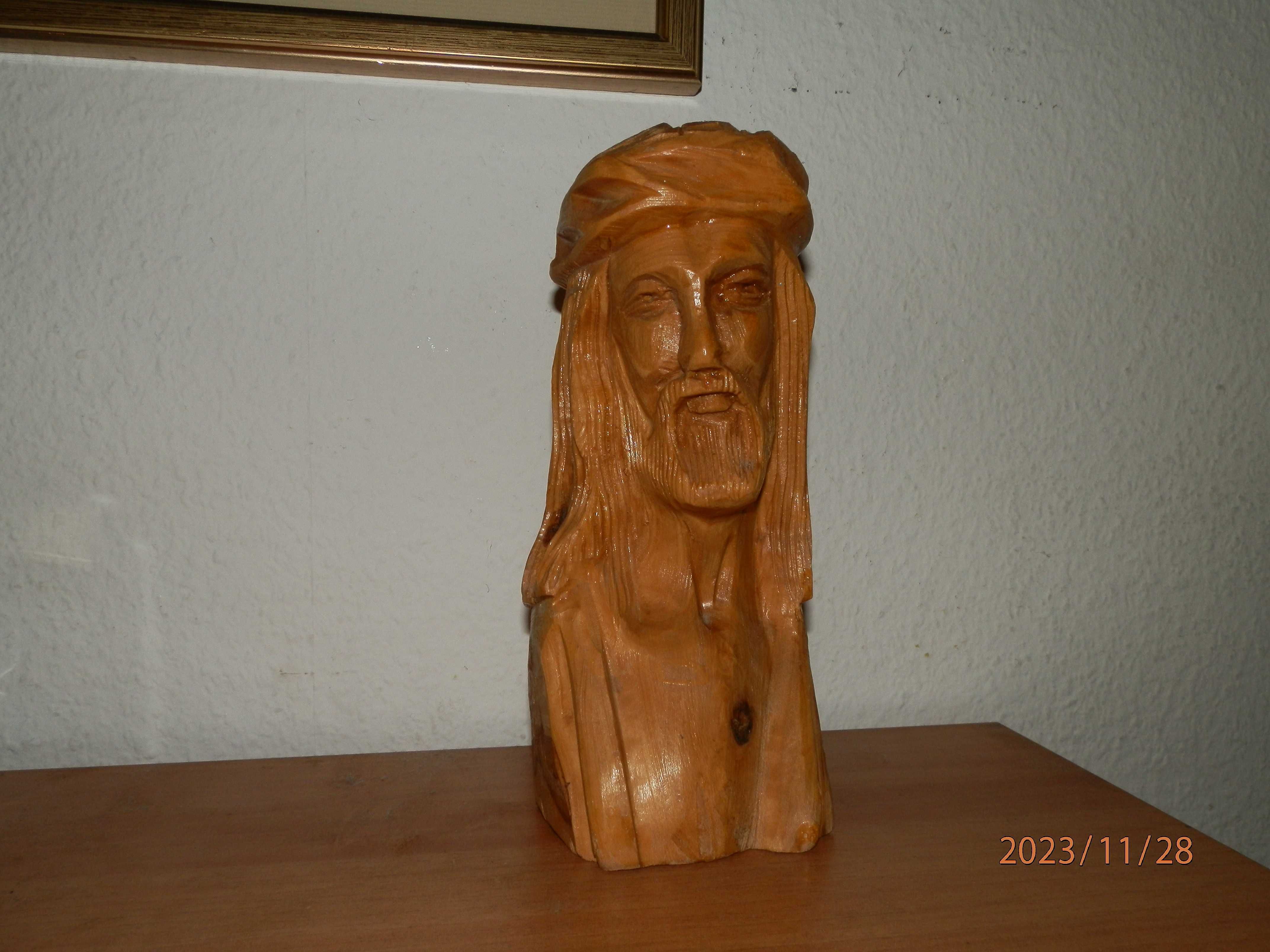 Busto de Cristo esculpido  en madeira