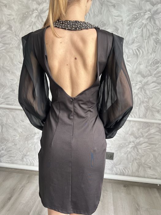 Чорна сукня з вирізом на спині