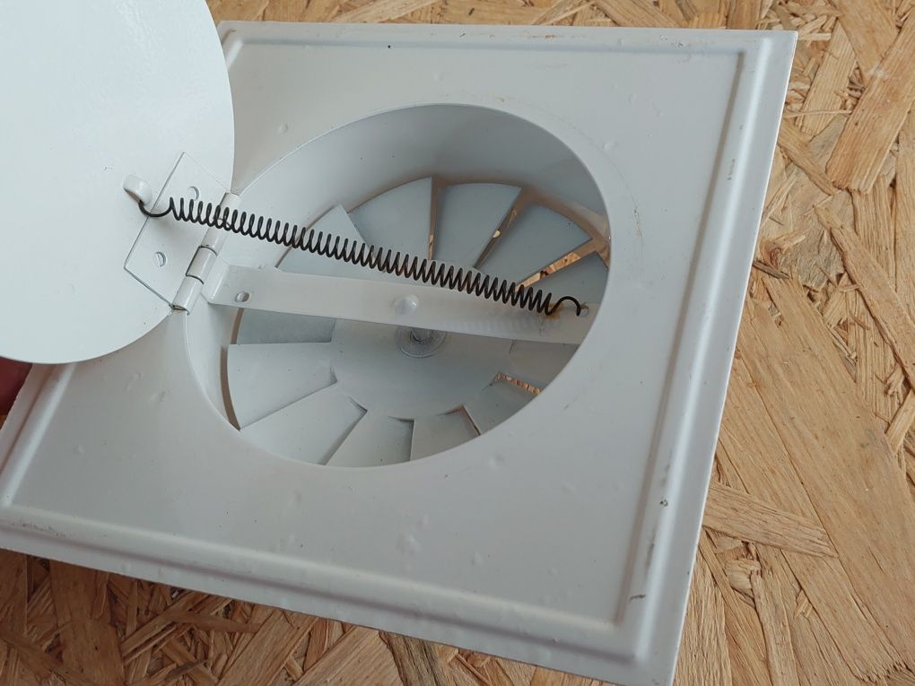 Kratka wentylacyjną z wiatrakiem metalowa fi 110 mm