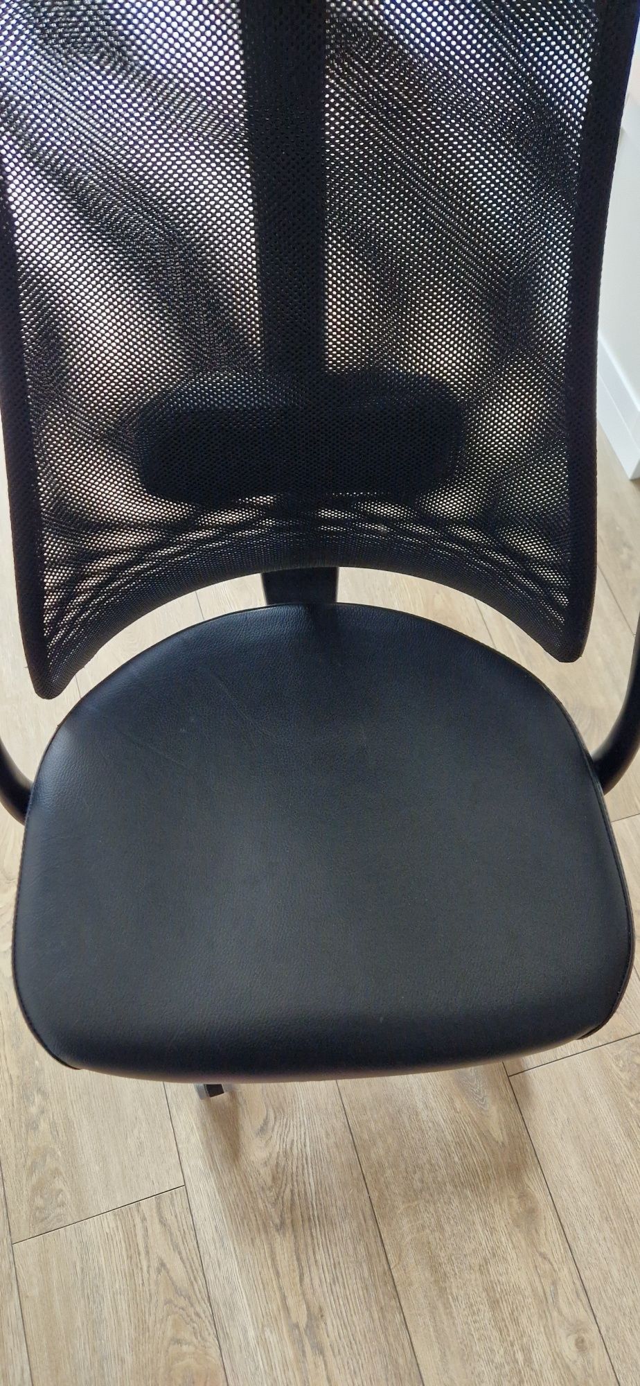 Fotel biurowy JÄRVFJÄLLET z podłokietnikami