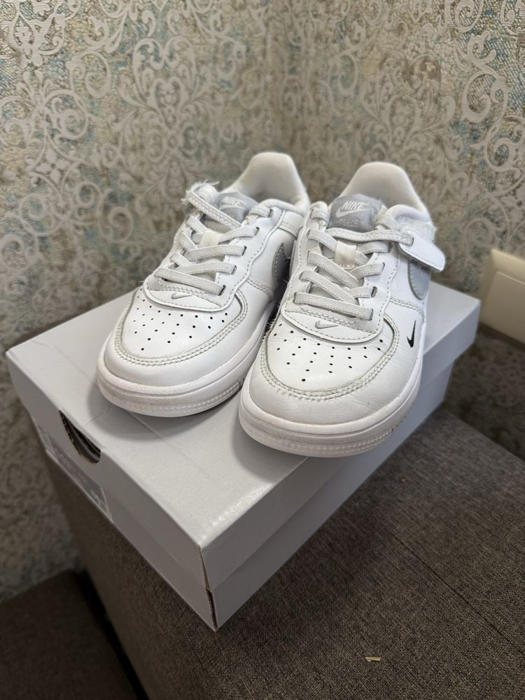 Оригінальні кросівки Nike (EU 28.5 / UK 11 / 17,5 см)