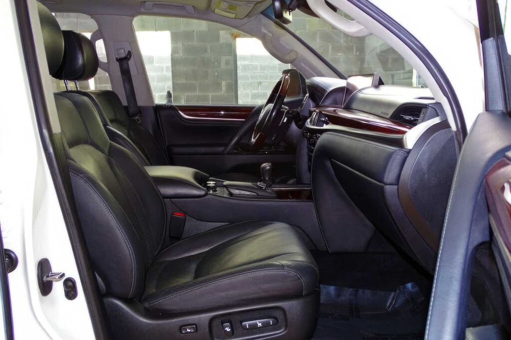 Lexus LX 570      2016